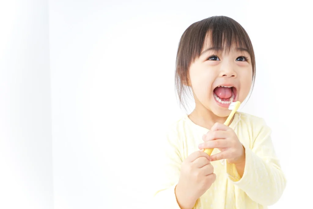 歯磨きする子供